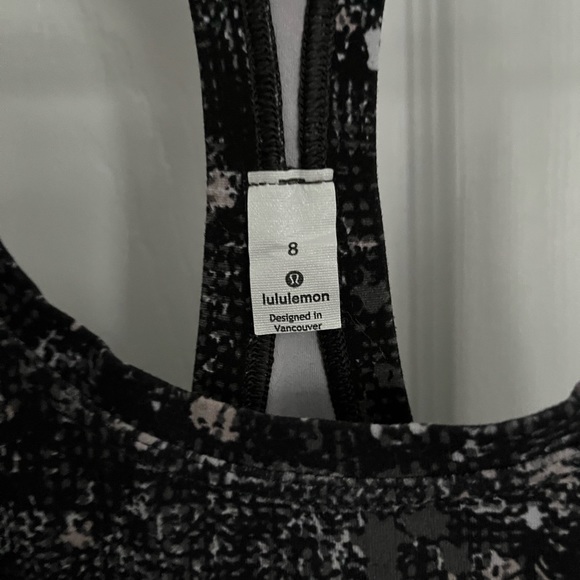 Black lululemon tank top with detailing size 8 - Picture 3 of 3